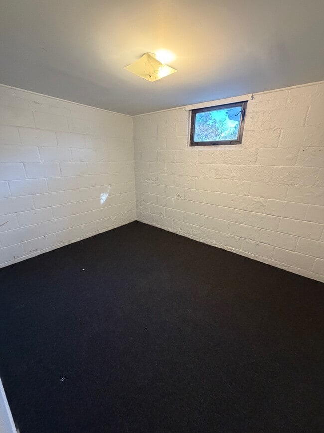 Building Photo - 618 Christopher St