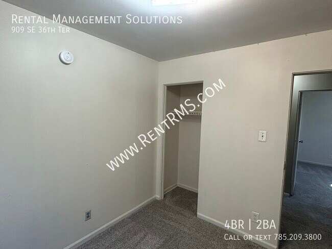 Building Photo - 909 SE 36th Terrace