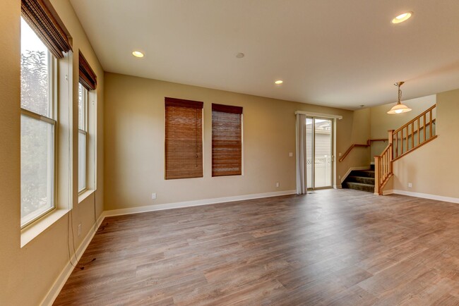 Building Photo - Beautiful 3 bed Uptown Broomfield Townhome...