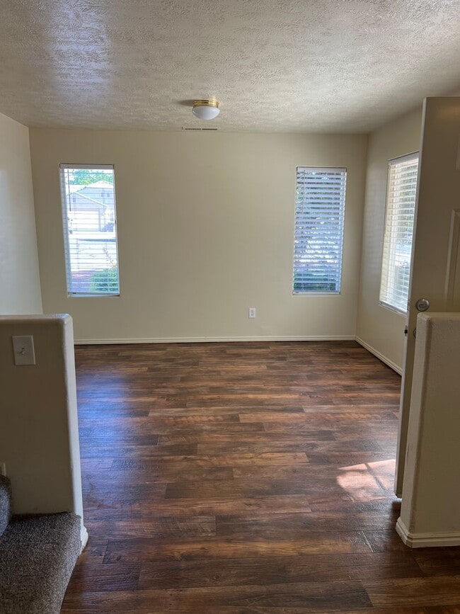 Building Photo - Nice 3 Bedroom, 2.5 bathroom townhome in S...