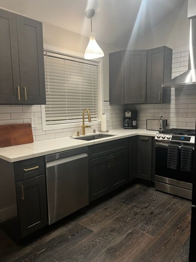 Building Photo - 2bd, 2ba Reno Bungalow in the Riverwalk Di...