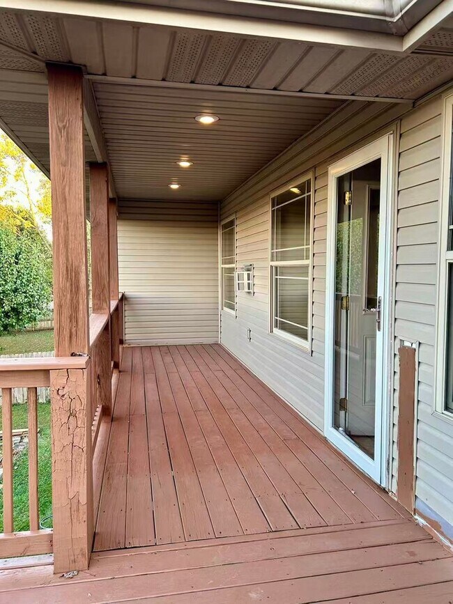 Building Photo - 5 bedroom and 3 bathroom two level house