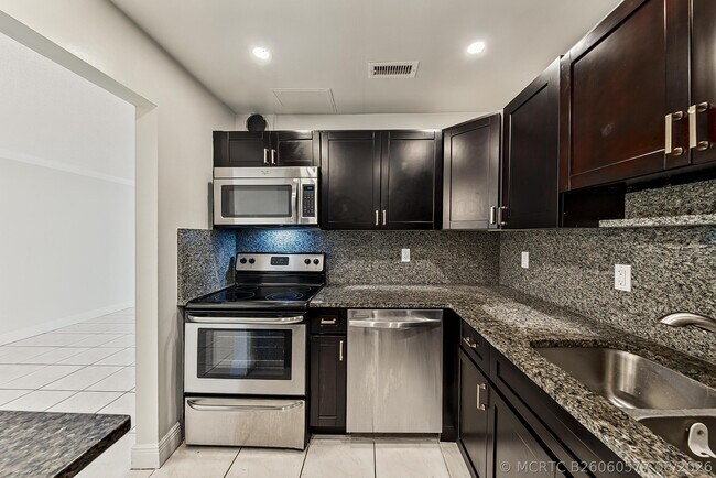 Building Photo - 6447 Bay Club Dr