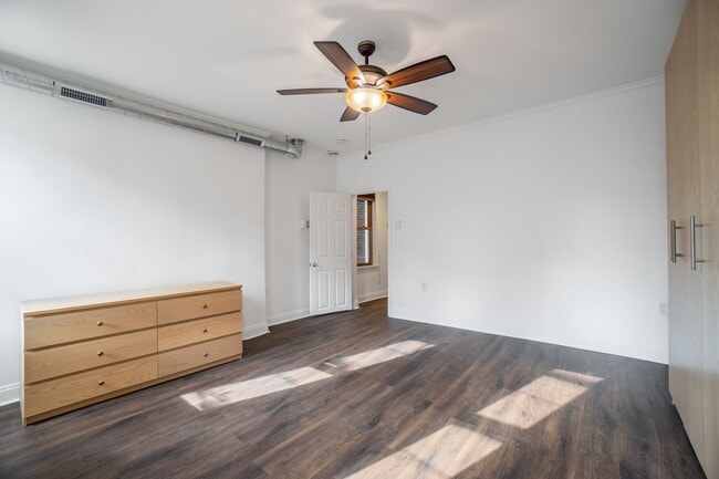 Building Photo - Luxury Home - South Side Flats