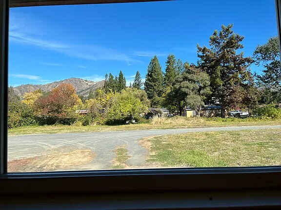Building Photo - Peaceful country setting in beautiful Kenwood