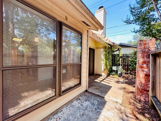 Building Photo - 3801 Manchaca Rd #1 78704 | 1 bed 1 bath $1495