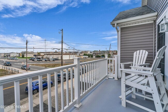 Building Photo - 111 7th Ave