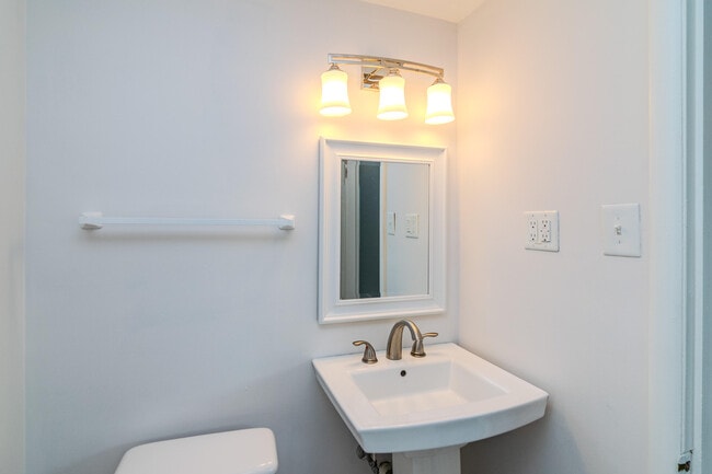 Building Photo - 282 Zandale Dr
