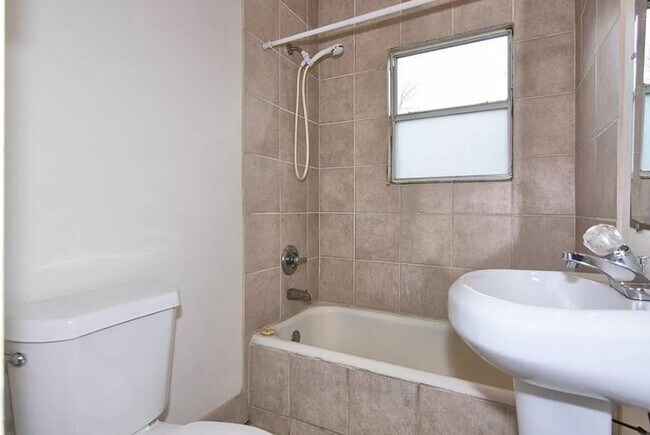 Building Photo - MAJOR PRICE DROP! Excellent home located in Kendall - Whittier!