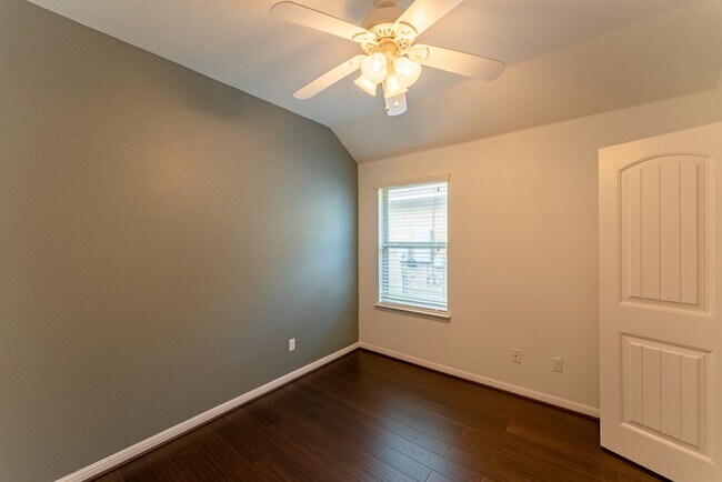 Building Photo - 448 Bottle Brush Dr
