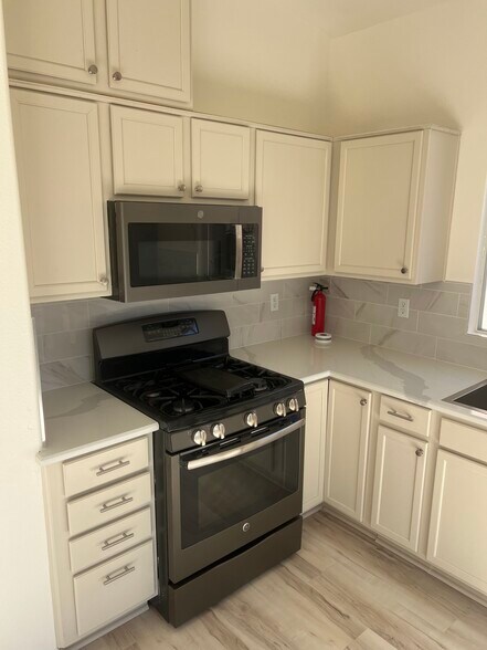 Building Photo - 2493 W Richmar Ave