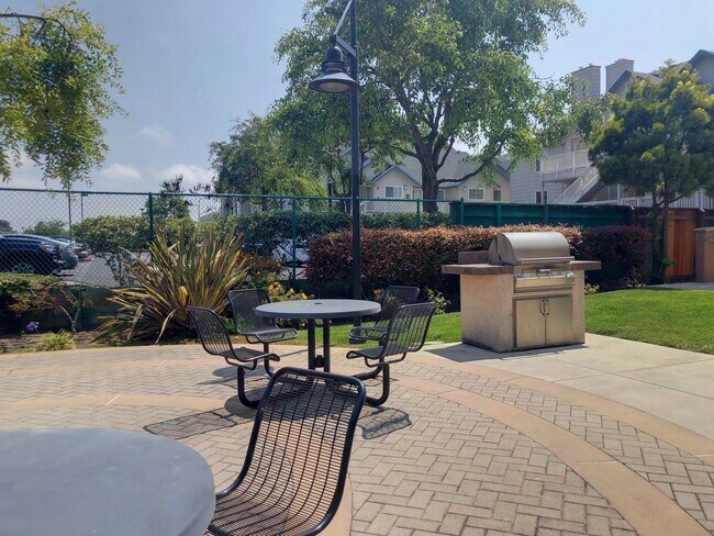 Building Photo - 1 Bed, 1 Bath Penthouse Level Condo w Park...