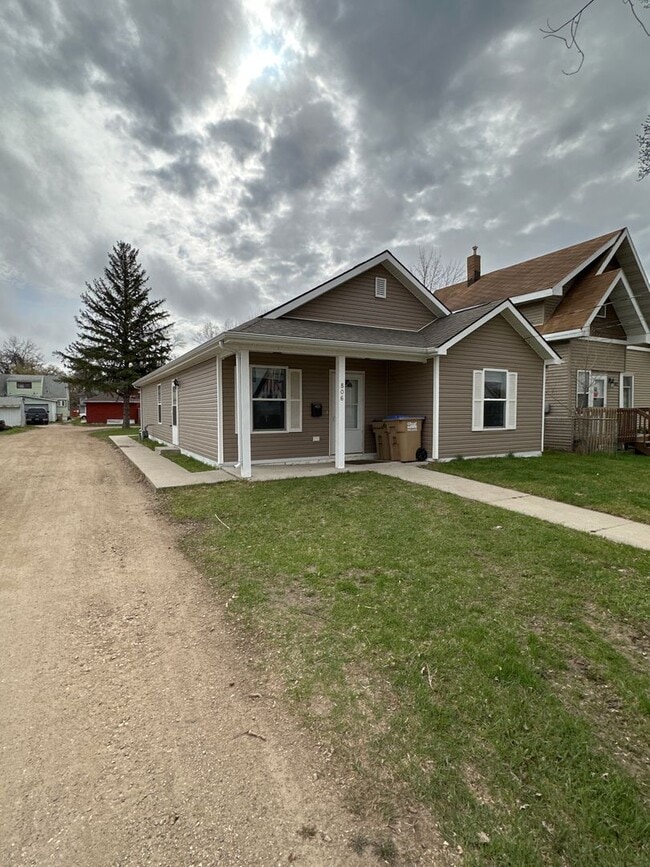 Building Photo - 3 Bedroom House!