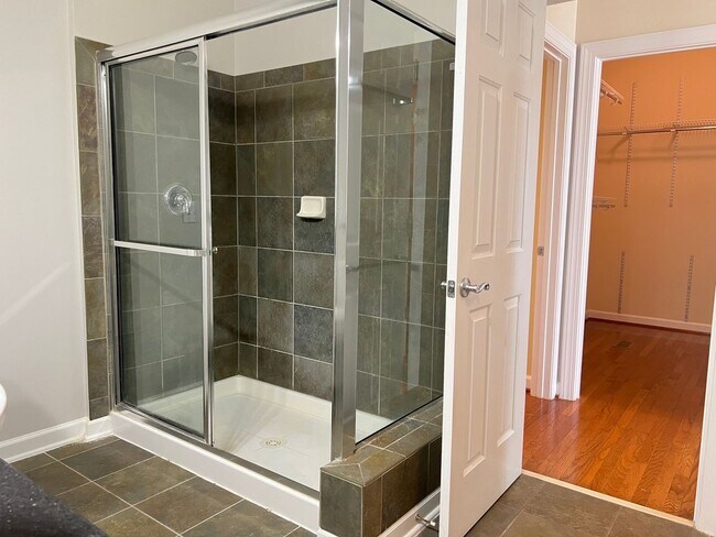 Building Photo - Spacious 3 Bed | 3.5 Bath End Unit Townhom...
