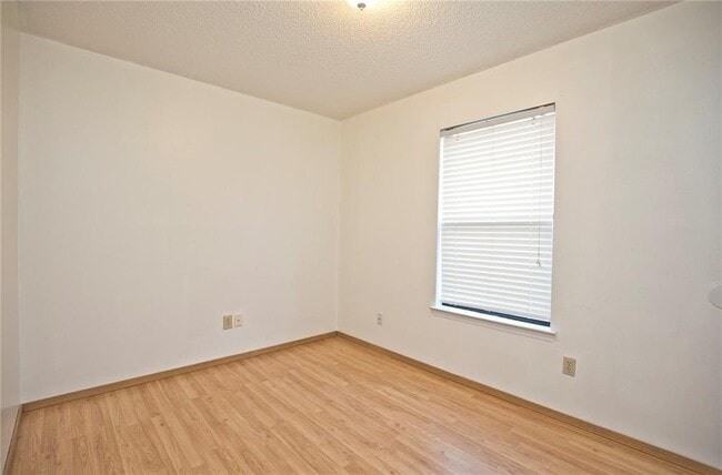 Building Photo - 5905 Sara St