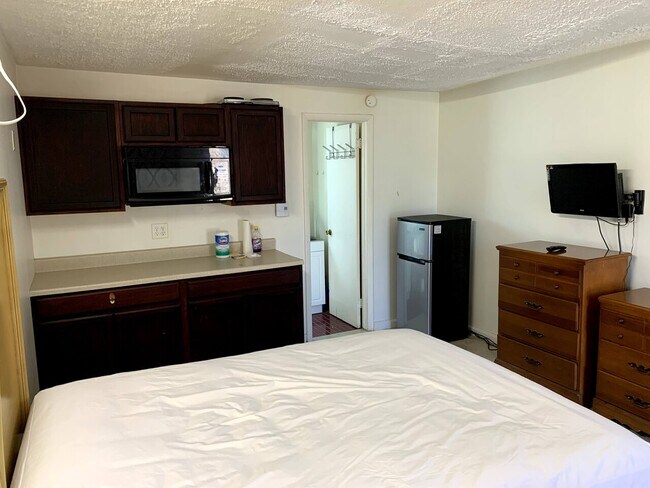Building Photo - Hideout Room # 10
