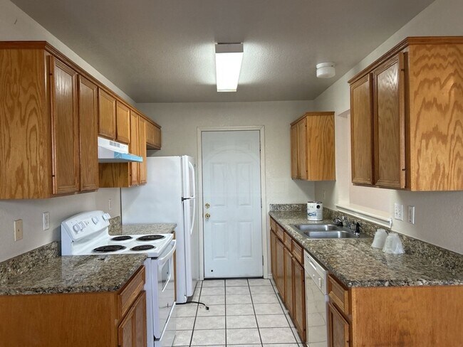Building Photo - 914 McDaniel Cir