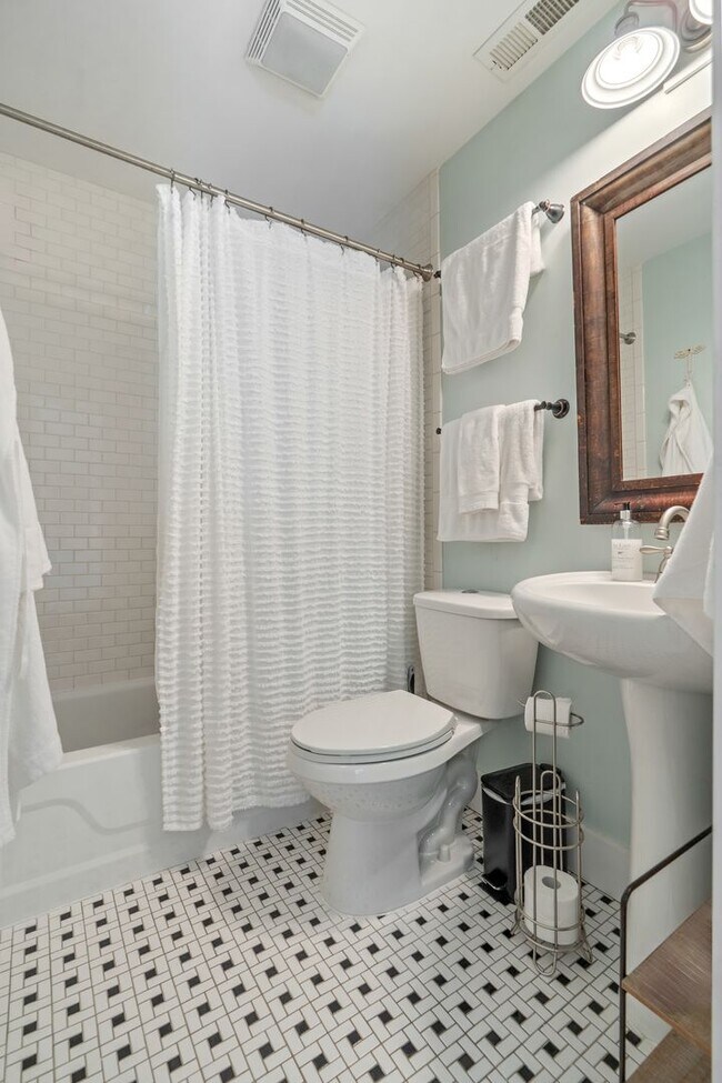 Building Photo - Fully Furnished Cottage in Pittsboro