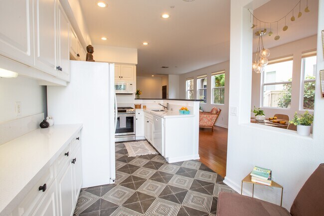 Building Photo - 593 Sweet Pea Pl