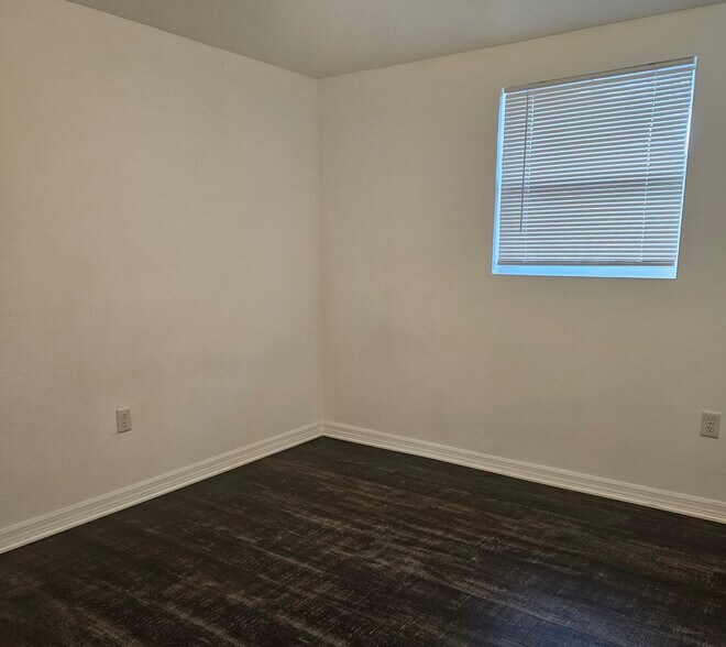 Building Photo - 38413 13th Ave