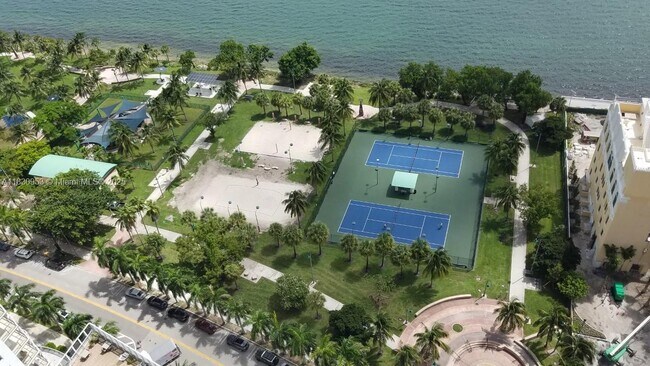Building Photo - 1750 N Bayshore Dr