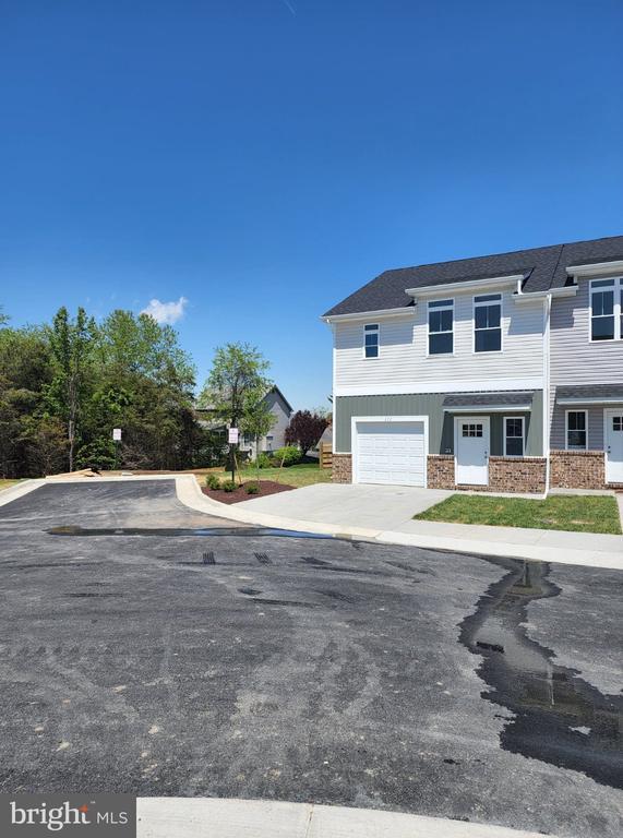 Building Photo - 111 Coralyrose Ct
