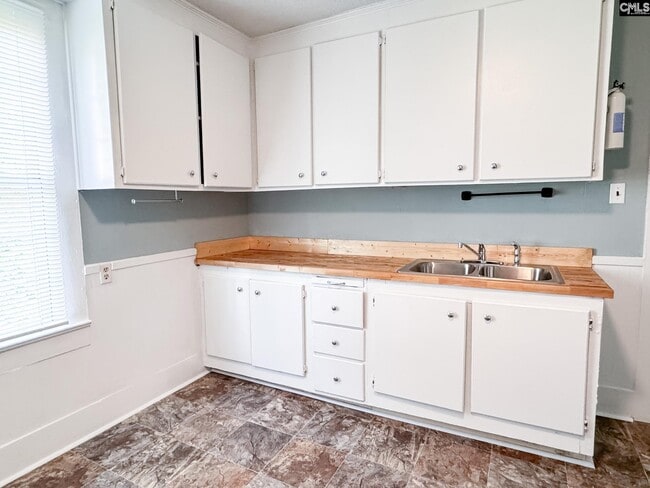 Building Photo - 232 Michaelmas Ave