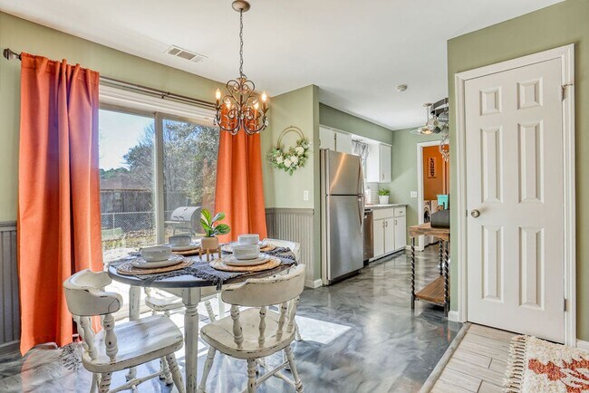 Building Photo - 3 BED | 3 BATH | POOLER | FURNISHED