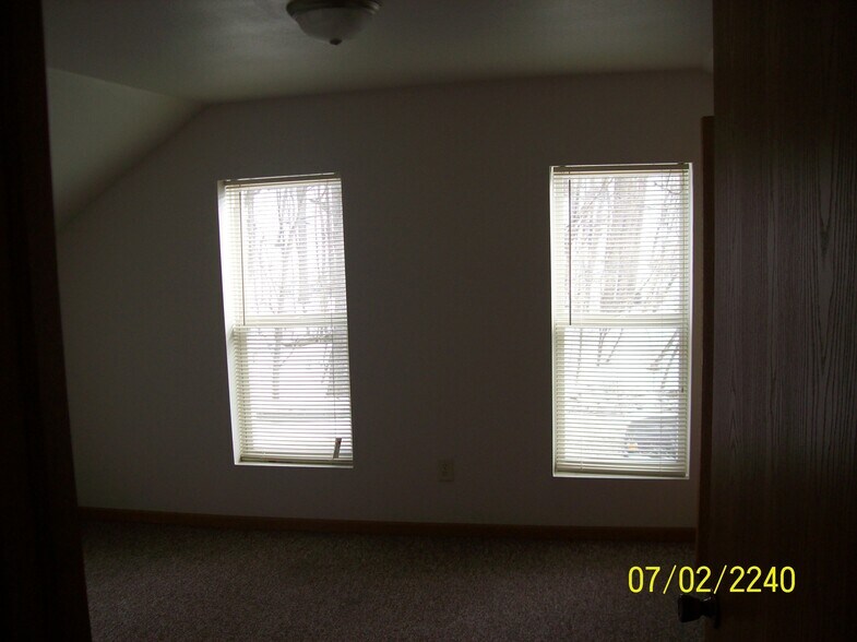 Building Photo - 828 Hobart St