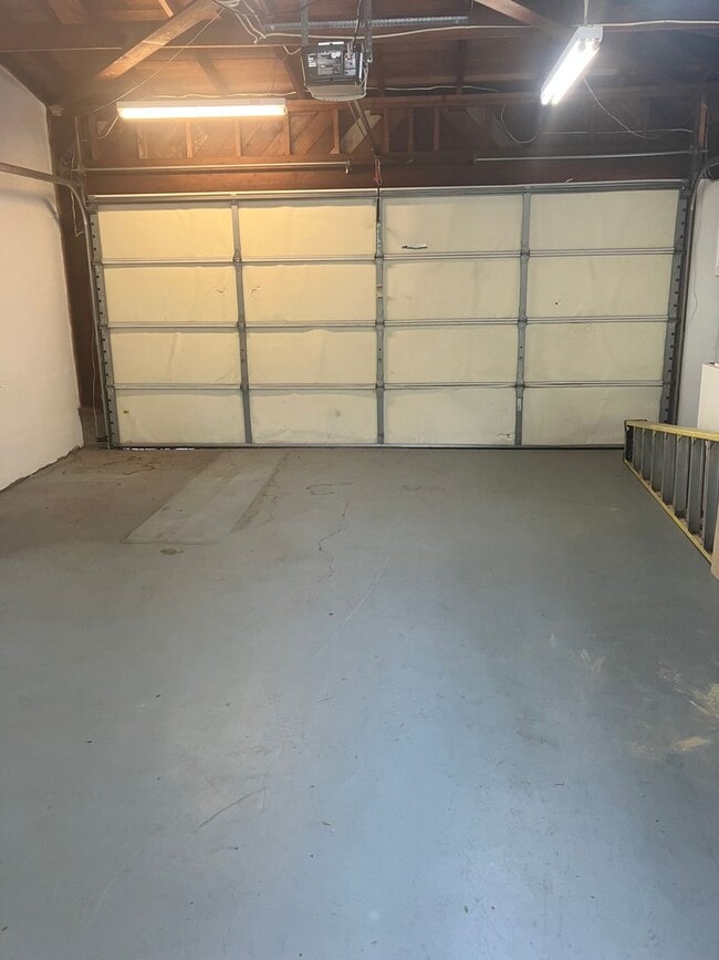 Building Photo - Stylish 3 Bedroom in College Area