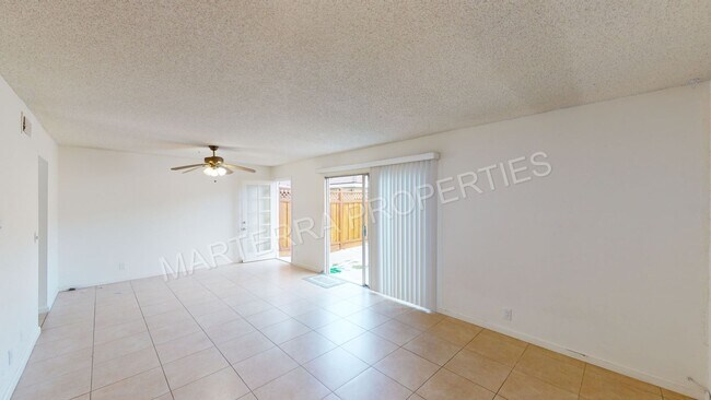Building Photo - Large 3 Bedroom Townhome!