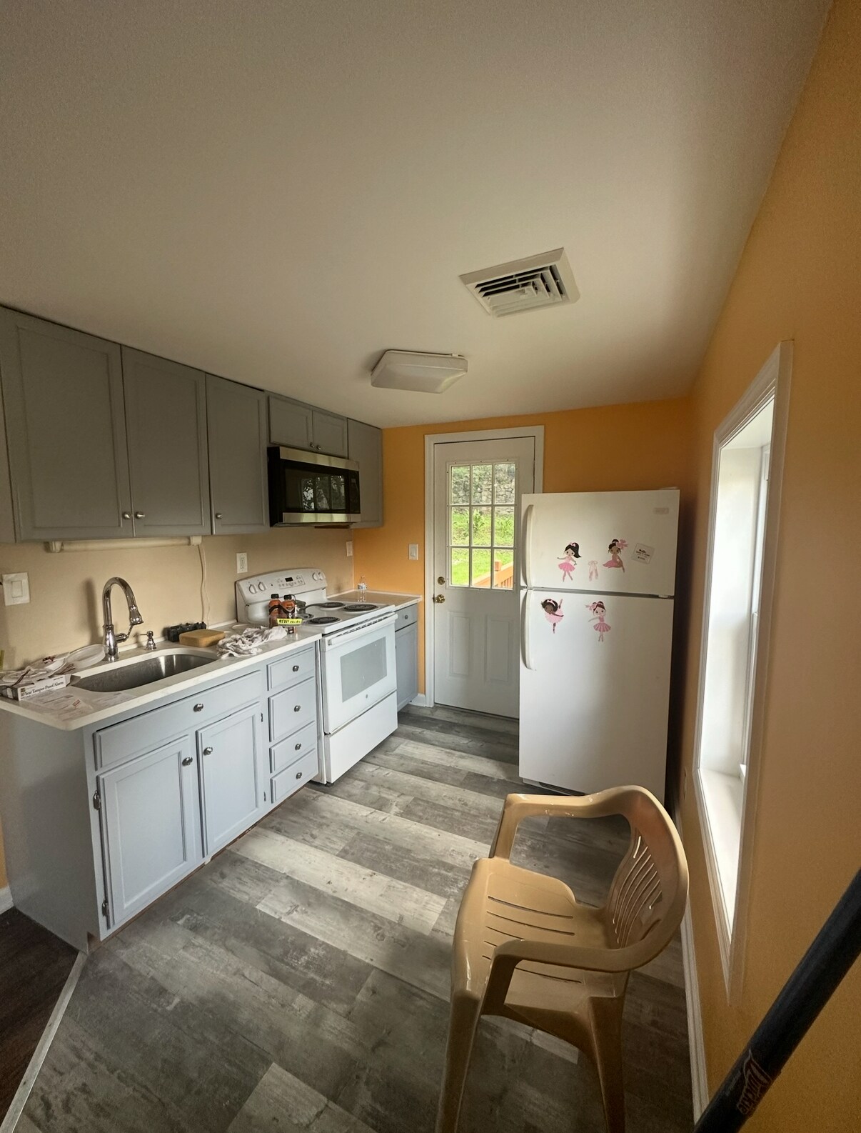 Kitchen - 95 Thompson Ave