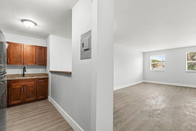 Primary Photo - 1530 Crescent Cir