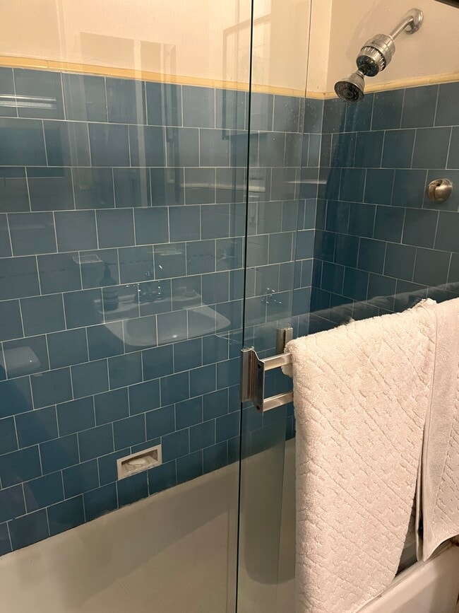 Shower/bath (set 1) - 4222 Jasmine Ave