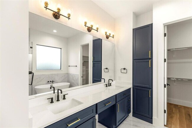 Building Photo - 1038 W 31st St