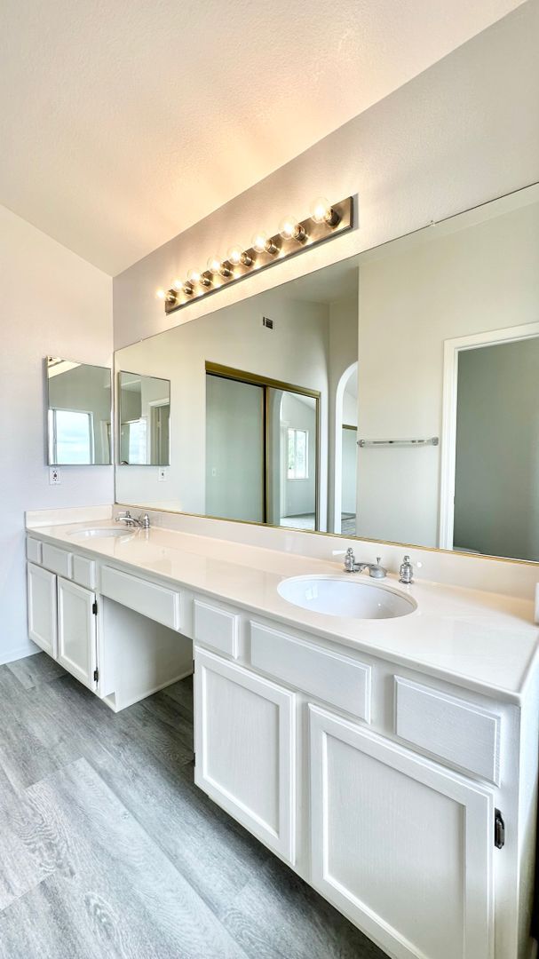 Building Photo - Awesome Two-Story Home, Recently & Freshly Updated, just minutes to downtown Fallbrook!
