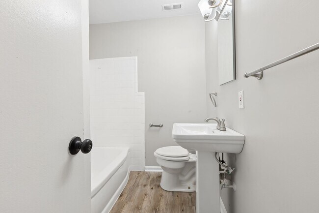 Building Photo - 211 Woodview Ave