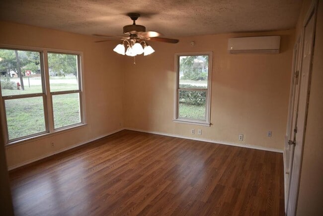 Building Photo - 302 S Oneal St