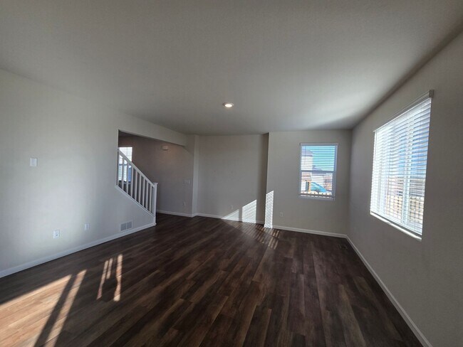 Building Photo - Like new 3 bedroom 2.5 bath with loft