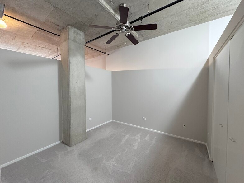 Building Photo - 933 W Van Buren St