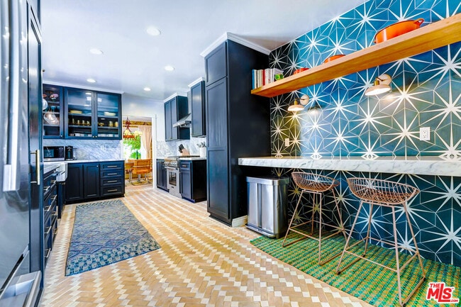 Building Photo - 2049 N Berendo St