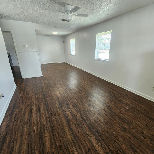 Building Photo - 2417 Lakeshore Dr