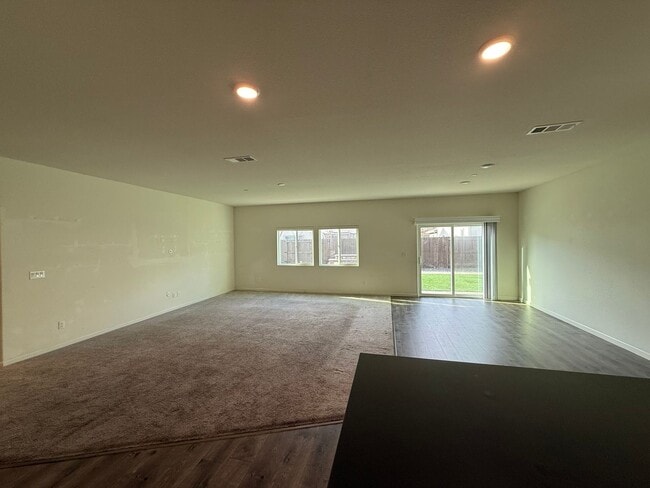 Building Photo - 4-bedroom single story in Manteca!