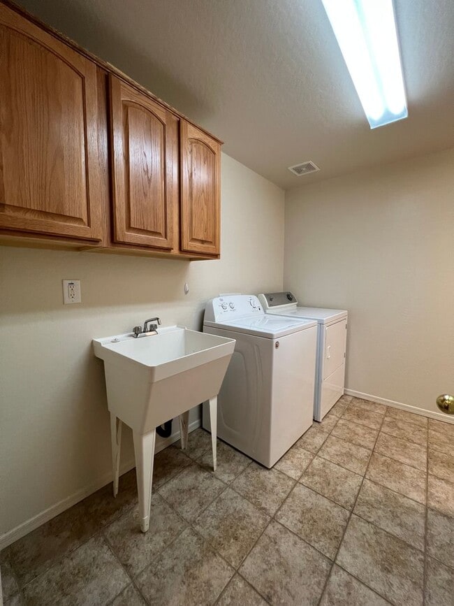 Building Photo - MOVE IN SPECIAL ~ 4 Bedroom in Stoneridge,...