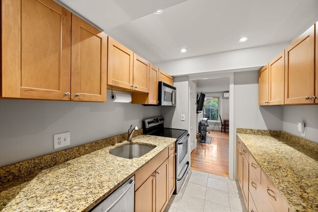Building Photo - 351 Marlborough St