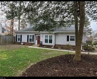 Building Photo - Move In Ready Townhouse in Yorktown