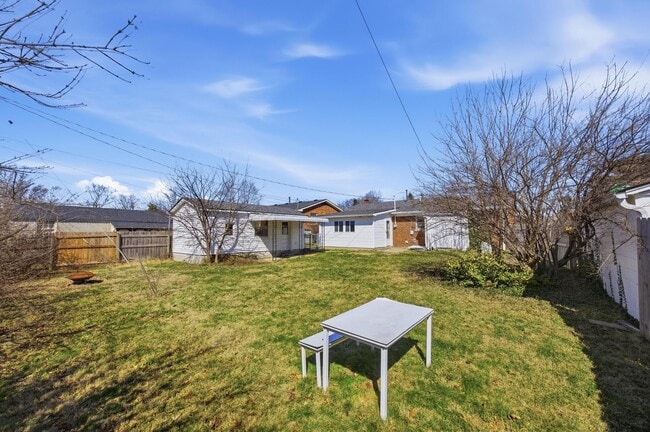 Building Photo - 2147 Palms Dr