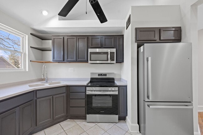 Building Photo - MADISONVILLE - Spacious 3 - 4 bedroom,  1 ...