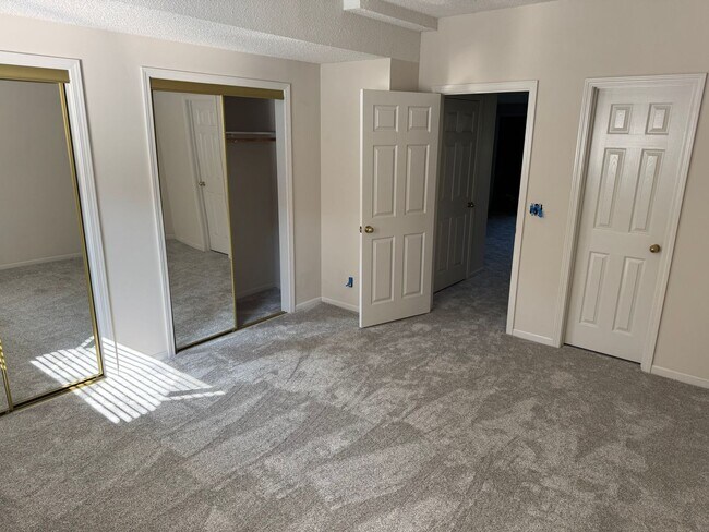 Building Photo - Four Bedroom Home Available in July - Fini...