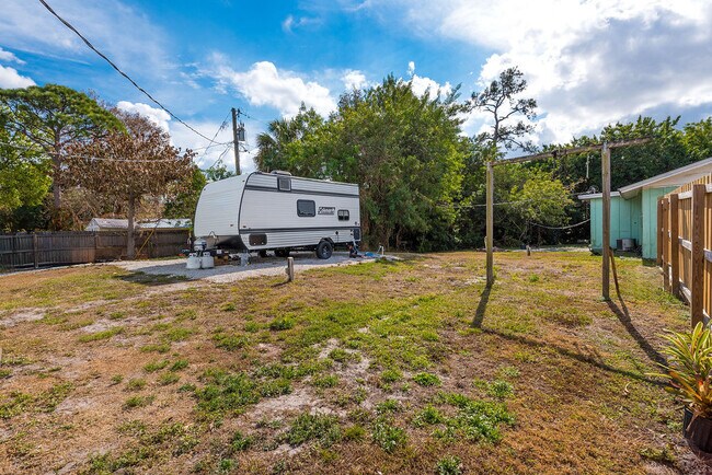 Building Photo - 2658 SE Amherst St